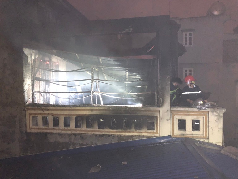 Cảnh sát giải cứu 3 bố con khỏi đám cháy nhà ở Hà Nội - Ảnh 2.