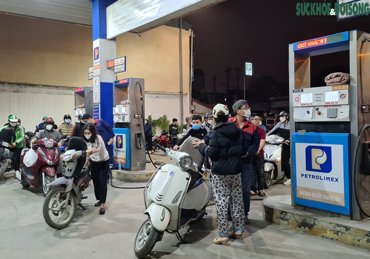 Người dân Hà Nội xếp hàng dài hô 'đầy bình' trước giờ điều chỉnh giá xăng dầu - Ảnh 2.