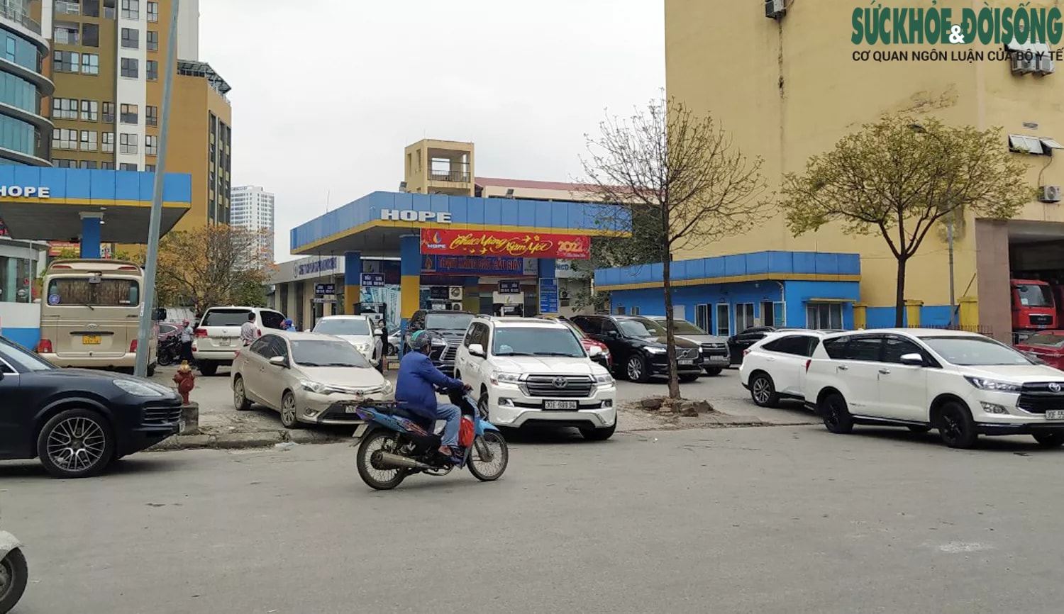 Người dân Hà Nội xếp hàng dài hô 'đầy bình' trước giờ điều chỉnh giá xăng dầu - Ảnh 13.