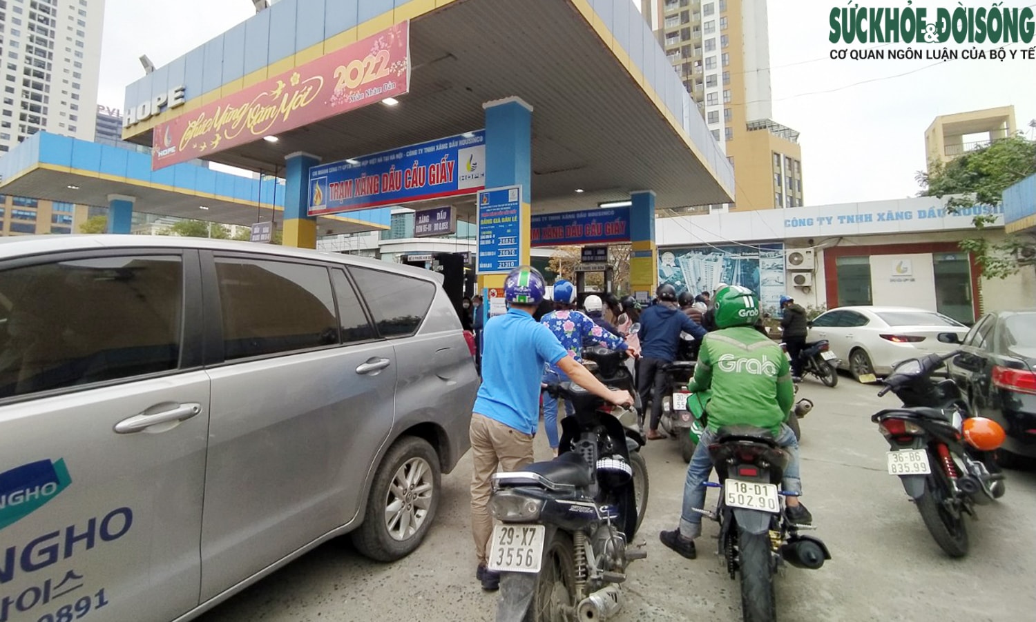 Người dân Hà Nội xếp hàng dài hô 'đầy bình' trước giờ điều chỉnh giá xăng dầu - Ảnh 14.