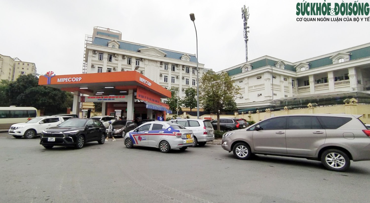 Người dân Hà Nội xếp hàng dài hô 'đầy bình' trước giờ điều chỉnh giá xăng dầu - Ảnh 16.