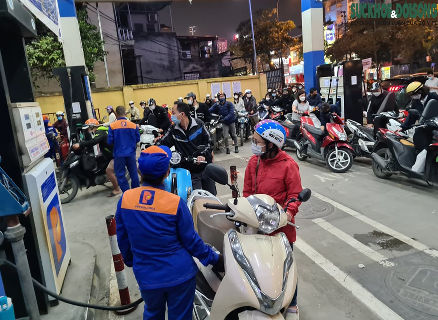 Người dân Hà Nội xếp hàng dài hô 'đầy bình' trước giờ điều chỉnh giá xăng dầu - Ảnh 3.