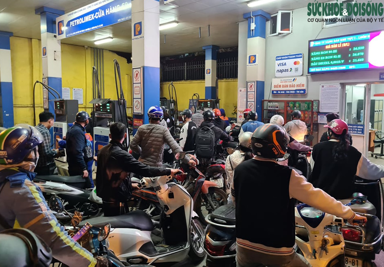 Người dân Hà Nội xếp hàng dài hô 'đầy bình' trước giờ điều chỉnh giá xăng dầu - Ảnh 5.