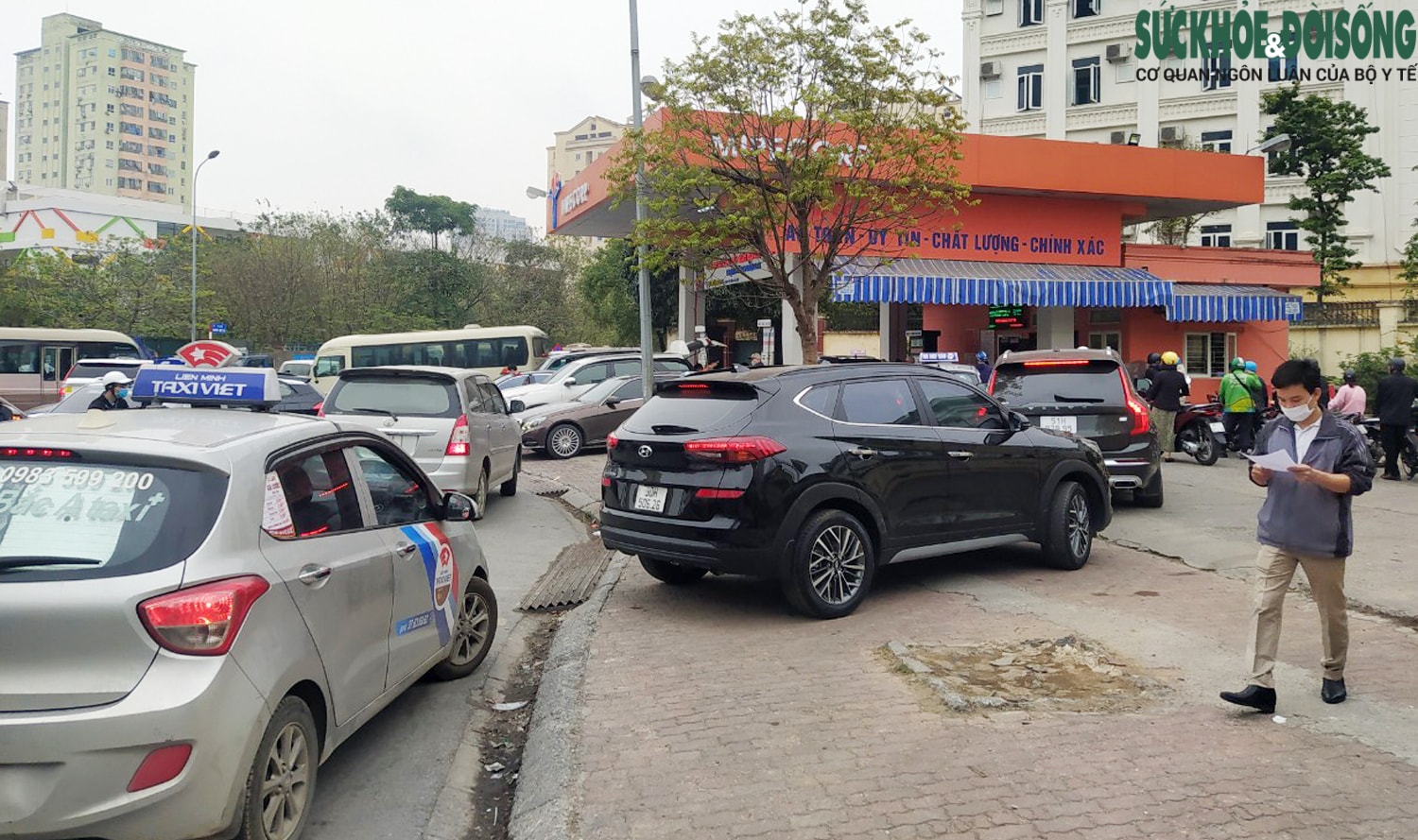 Người dân Hà Nội xếp hàng dài hô 'đầy bình' trước giờ điều chỉnh giá xăng dầu - Ảnh 8.