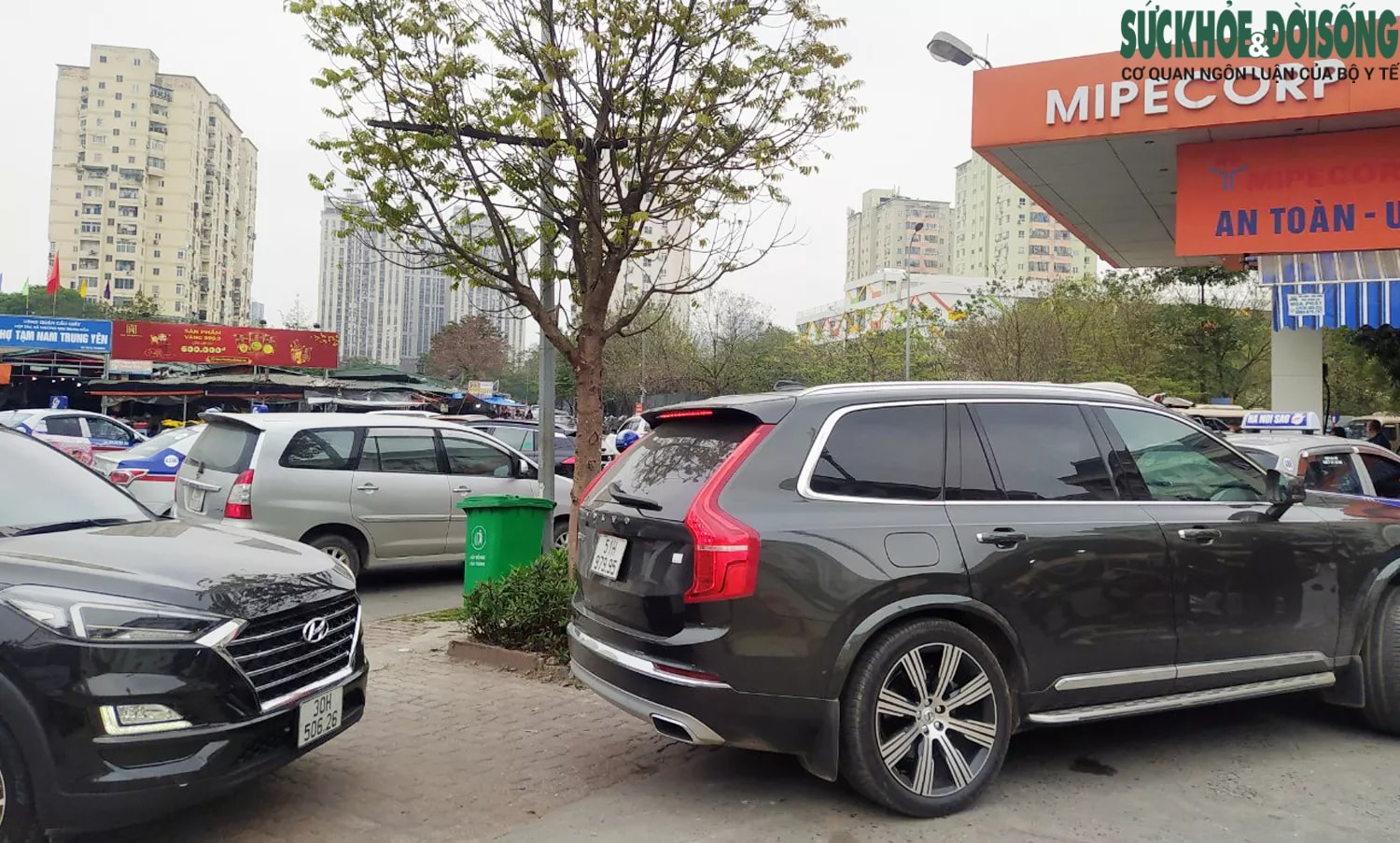 Người dân Hà Nội xếp hàng dài hô 'đầy bình' trước giờ điều chỉnh giá xăng dầu - Ảnh 10.