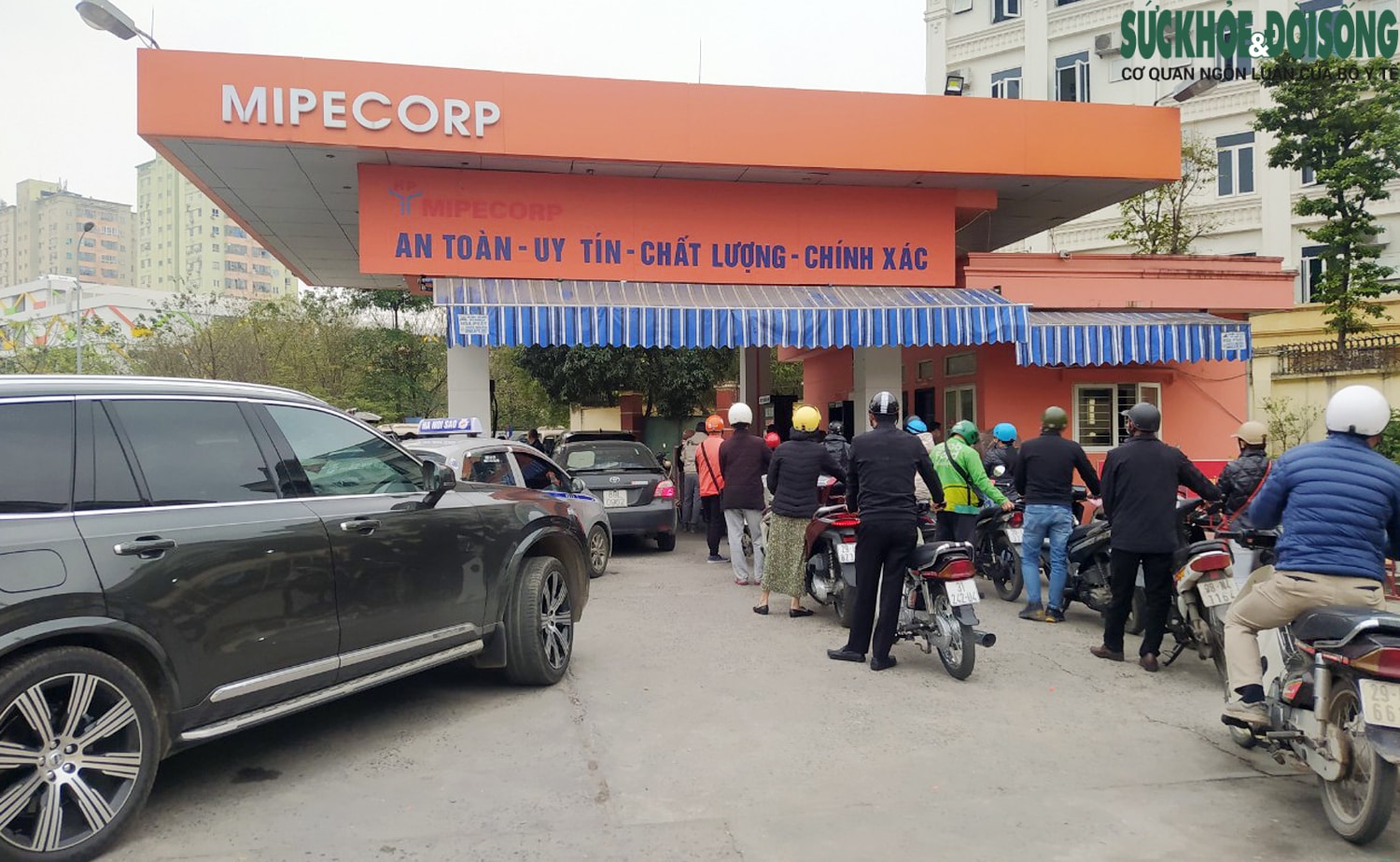 Người dân Hà Nội xếp hàng dài hô 'đầy bình' trước giờ điều chỉnh giá xăng dầu - Ảnh 11.