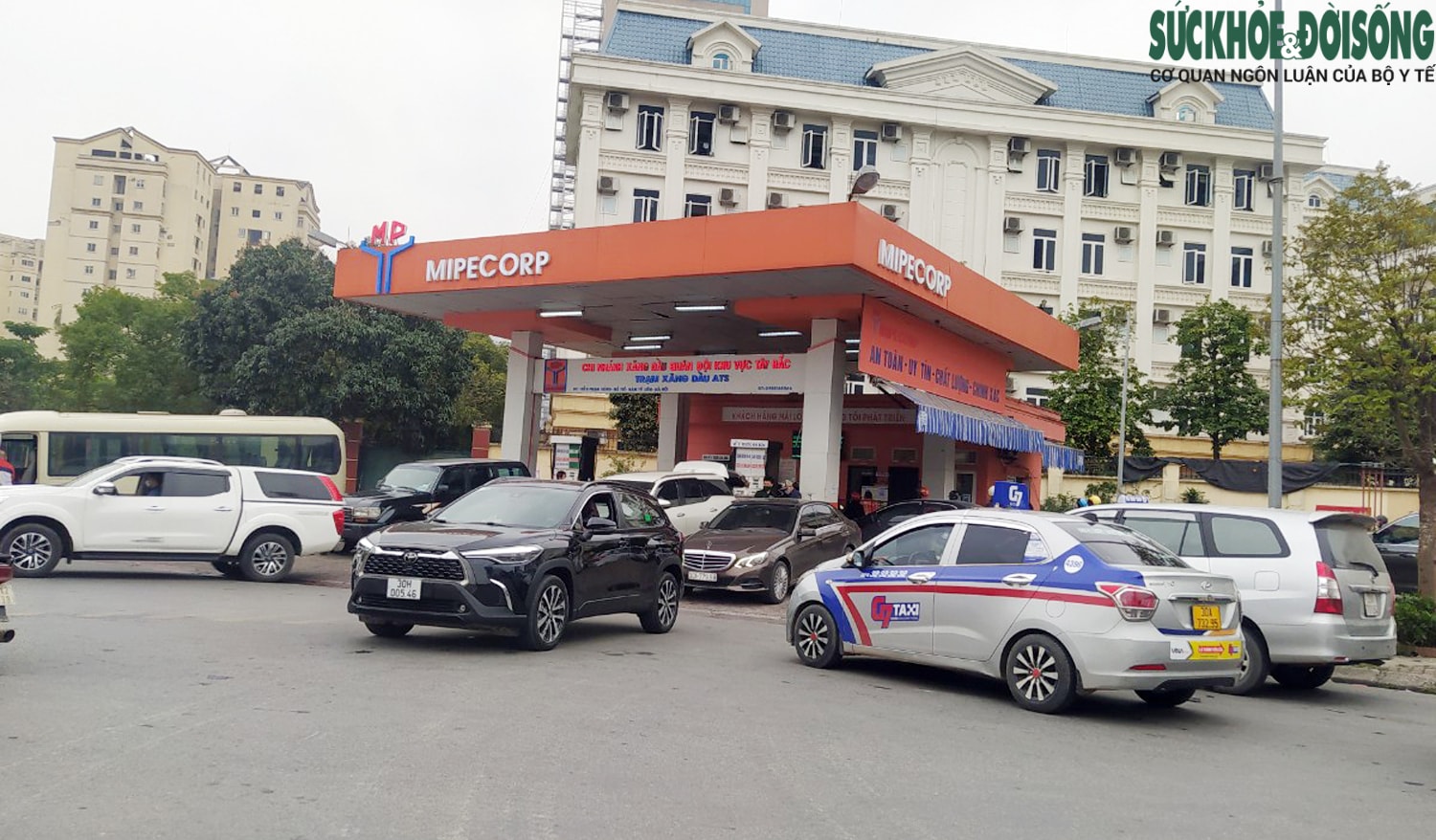 Người dân Hà Nội xếp hàng dài hô 'đầy bình' trước giờ điều chỉnh giá xăng dầu - Ảnh 12.