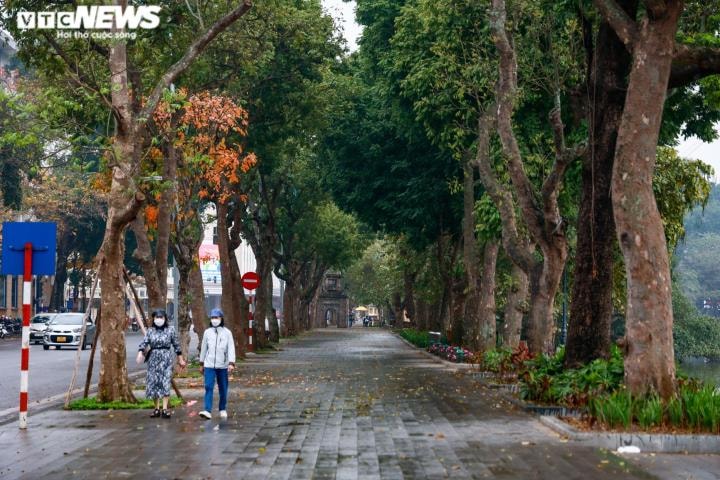 Hà Nội tất bật chỉnh trang đường phố trước giờ mở lại phố đi bộ Hồ Gươm - Ảnh 1.