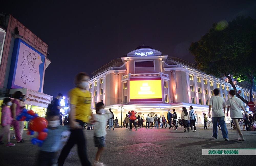 Phố đi bộ hồ Gươm nhộn nhịn hoạt động trở lại sau thời gian đóng cửa bởi đại dịch COVID-19 - Ảnh 2.