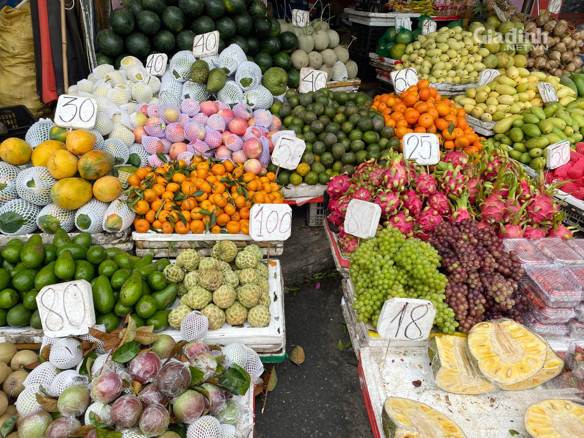 Trái cây Trung Quốc ế ẩm, 'hàng' Việt Nam giá từ 7.000 đồng/kg đắt như 'tôm tươi' - Ảnh 2.