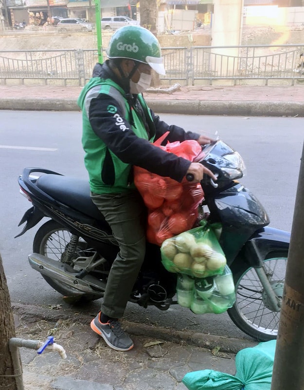 Đổ xô mua bù nước điện giải, giá dừa xiêm tăng gấp đôi  - Ảnh 4.