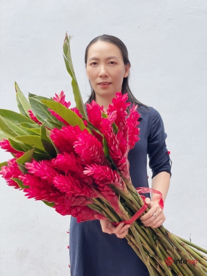 Ngỡ ngàng những bông hoa rực đỏ mang tên hạnh phúc xuất hiện trên thị trường - Ảnh 2.