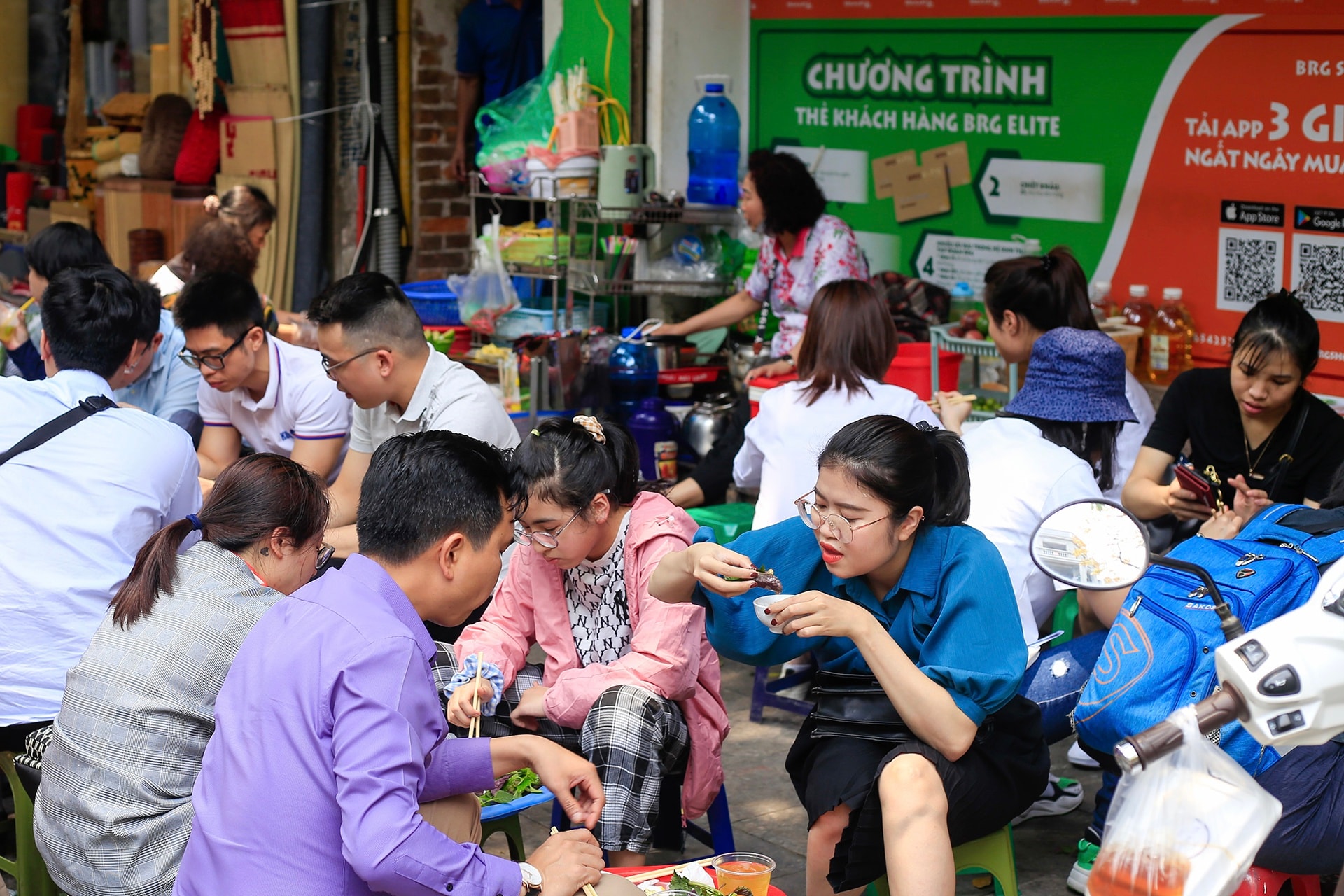 Khách ngồi tràn vỉa hè ăn sứa đỏ sống đầu hè - Ảnh 12.