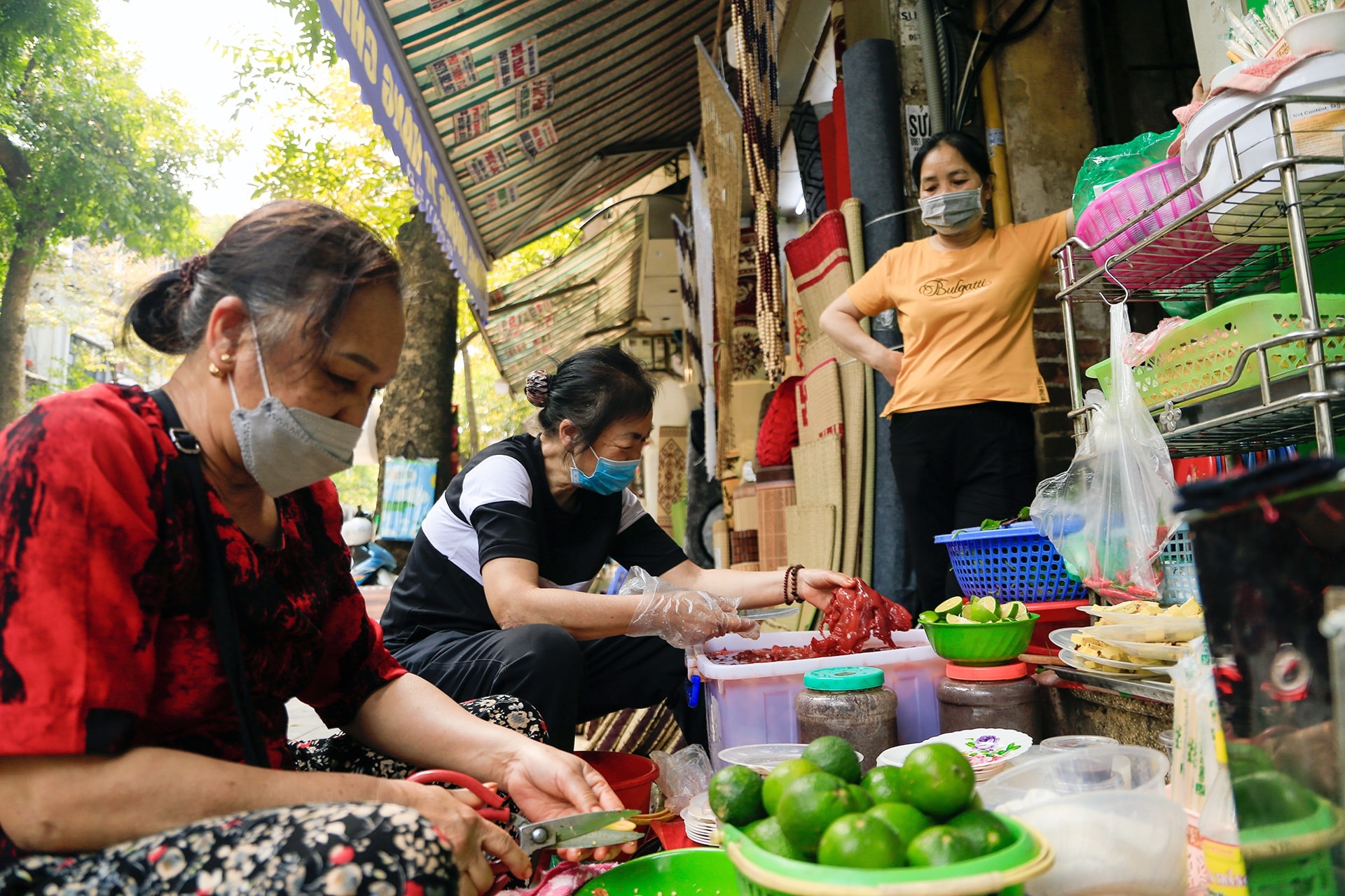Khách ngồi tràn vỉa hè ăn sứa đỏ sống đầu hè - Ảnh 2.