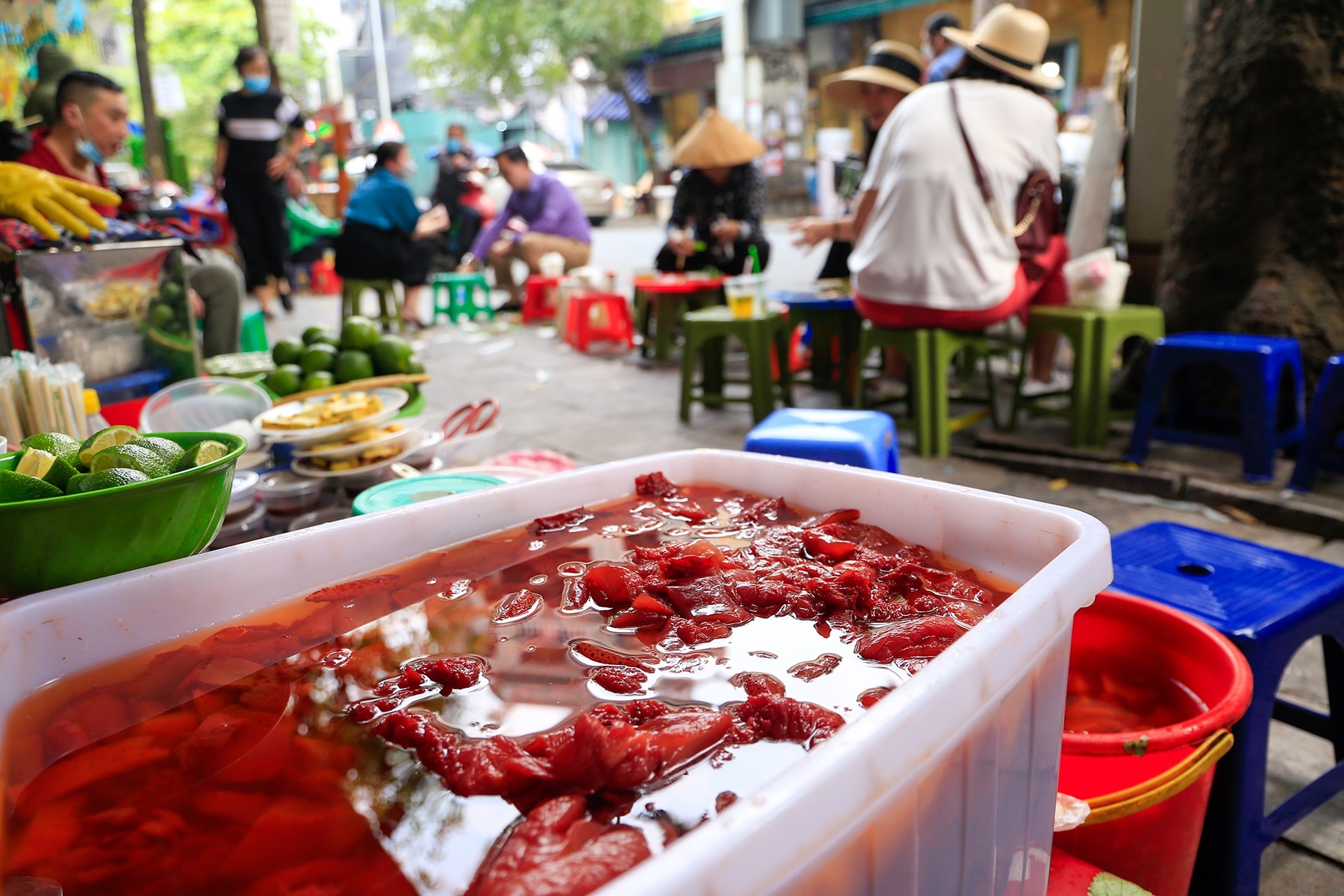 Khách ngồi tràn vỉa hè ăn sứa đỏ sống đầu hè - Ảnh 3.