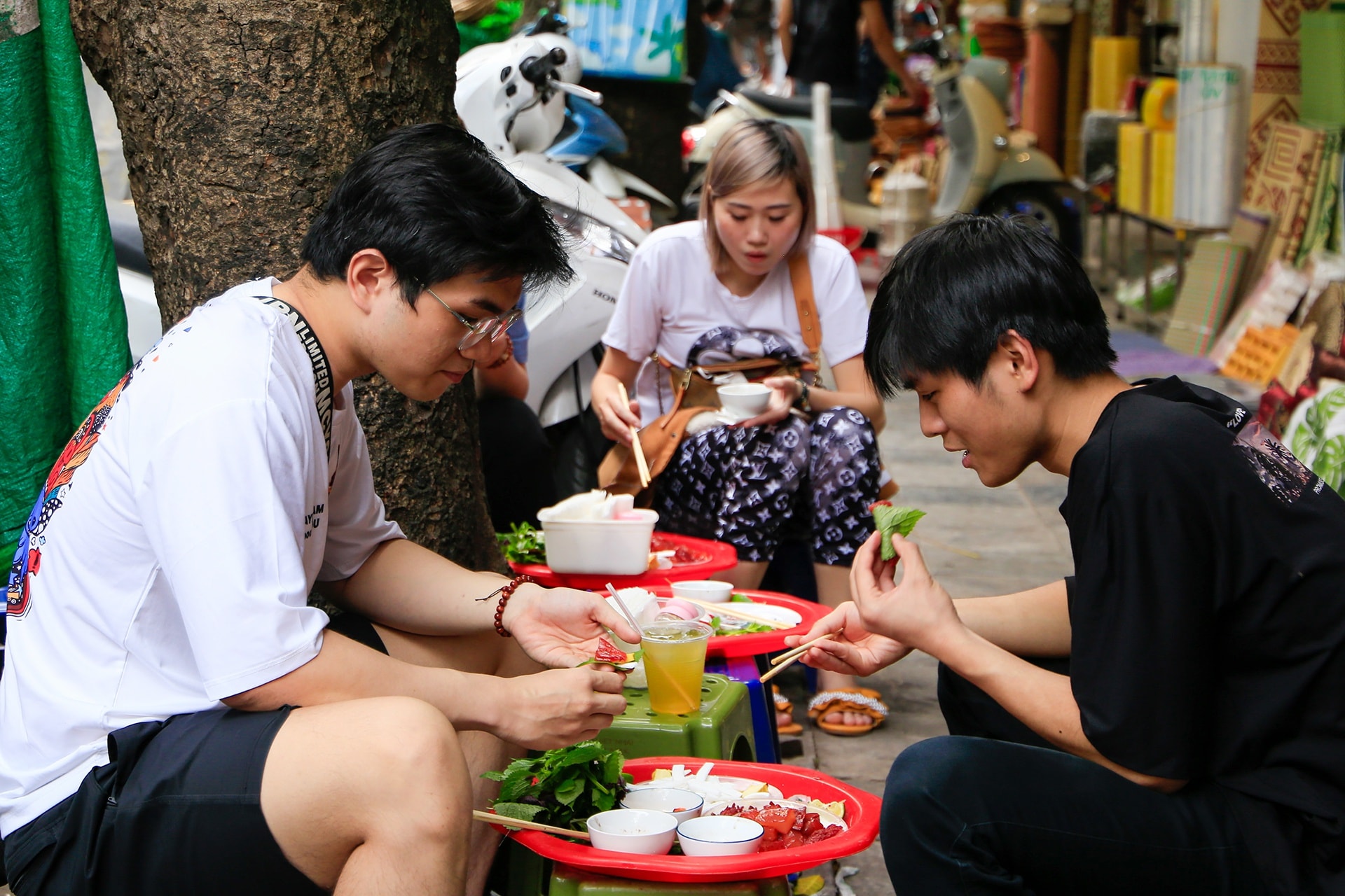 Khách ngồi tràn vỉa hè ăn sứa đỏ sống đầu hè - Ảnh 6.