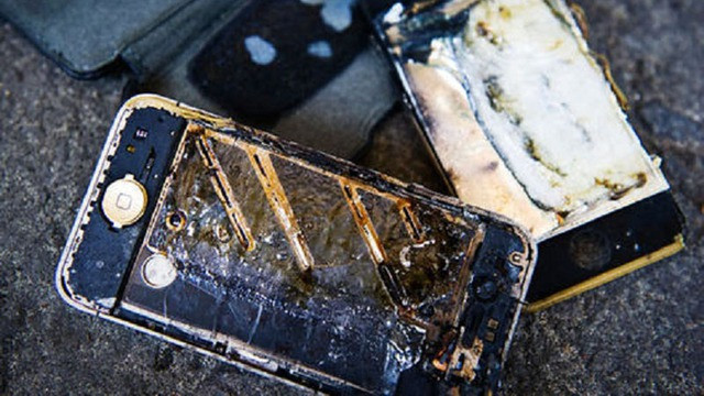 Cảnh báo từ những vụ tai nạn thương tích do sử dụng điện thoại đang sạc pin - Ảnh 2.