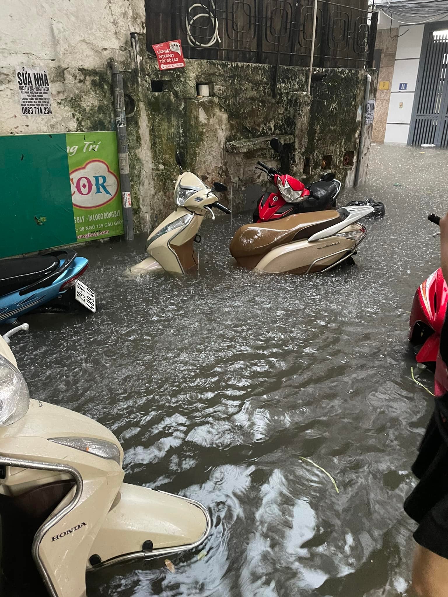 Mưa to đầu giờ chiều, những con phố nào ở Hà Nội đang chìm trong 