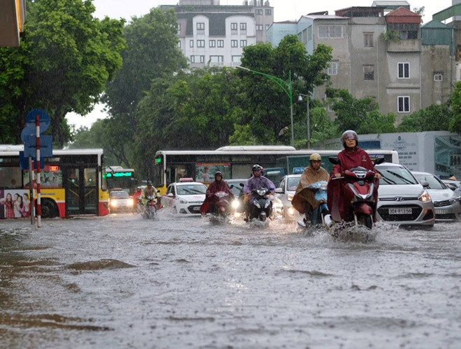 Những trận ngập lụt nghiêm trọng ở Hà Nội sau mưa lớn - Ảnh 7.