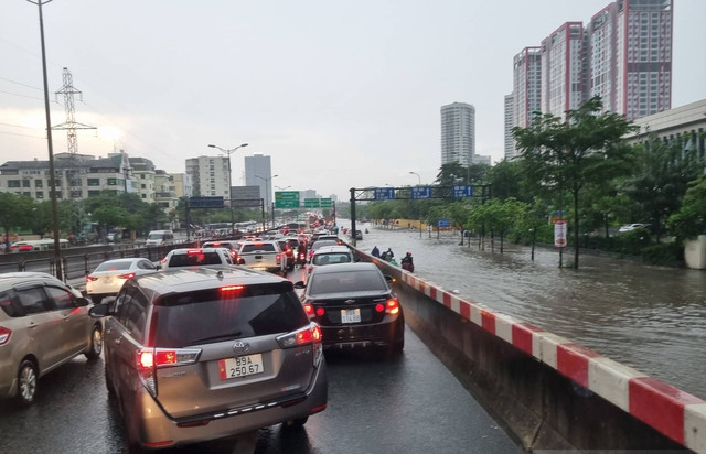 Những trận ngập lụt nghiêm trọng ở Hà Nội sau mưa lớn trong những năm gần đây  - Ảnh 1.