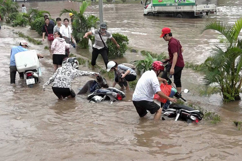 Những trận ngập lụt nghiêm trọng ở Hà Nội sau mưa lớn - Ảnh 8.