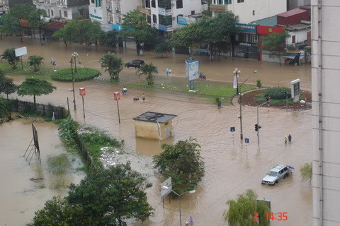 Những trận ngập lụt nghiêm trọng ở Hà Nội sau mưa lớn - Ảnh 11.