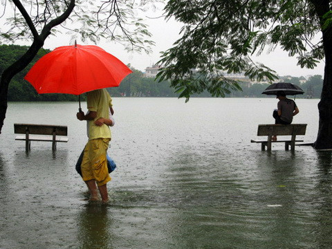 Những trận ngập lụt nghiêm trọng ở Hà Nội sau mưa lớn - Ảnh 10.