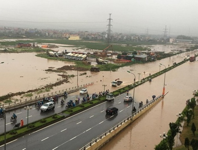 Những trận ngập lụt nghiêm trọng ở Hà Nội sau mưa lớn - Ảnh 9.