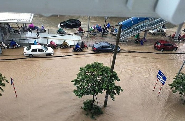 Những trận ngập lụt nghiêm trọng ở Hà Nội sau mưa lớn - Ảnh 6.