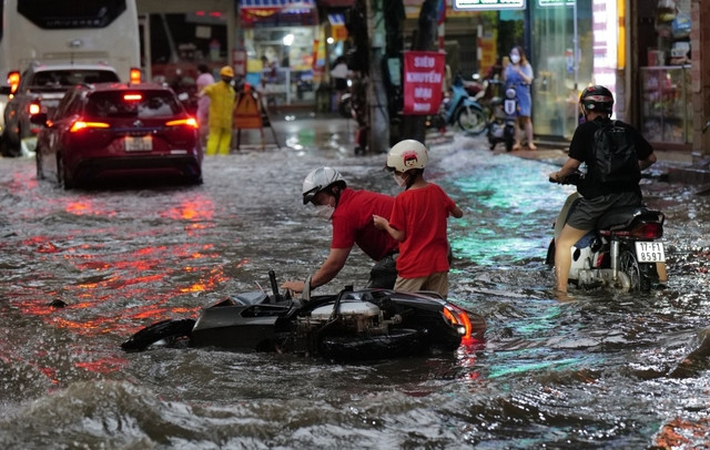Những trận ngập lụt nghiêm trọng ở Hà Nội sau mưa lớn trong những năm gần đây  - Ảnh 2.