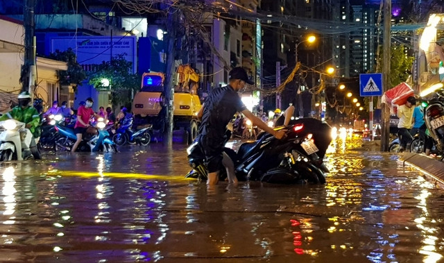 Những trận ngập lụt nghiêm trọng ở Hà Nội sau mưa lớn - Ảnh 5.