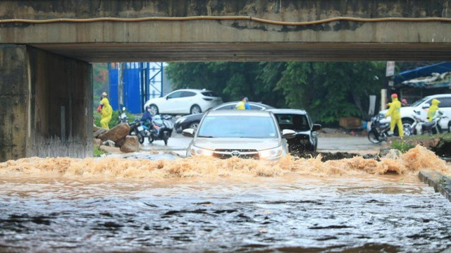 Những trận ngập lụt nghiêm trọng ở Hà Nội sau mưa lớn trong những năm gần đây  - Ảnh 3.
