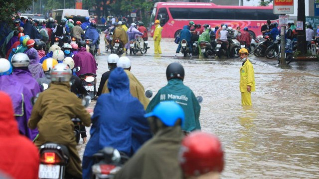 Những trận ngập lụt nghiêm trọng ở Hà Nội sau mưa lớn trong những năm gần đây  - Ảnh 4.