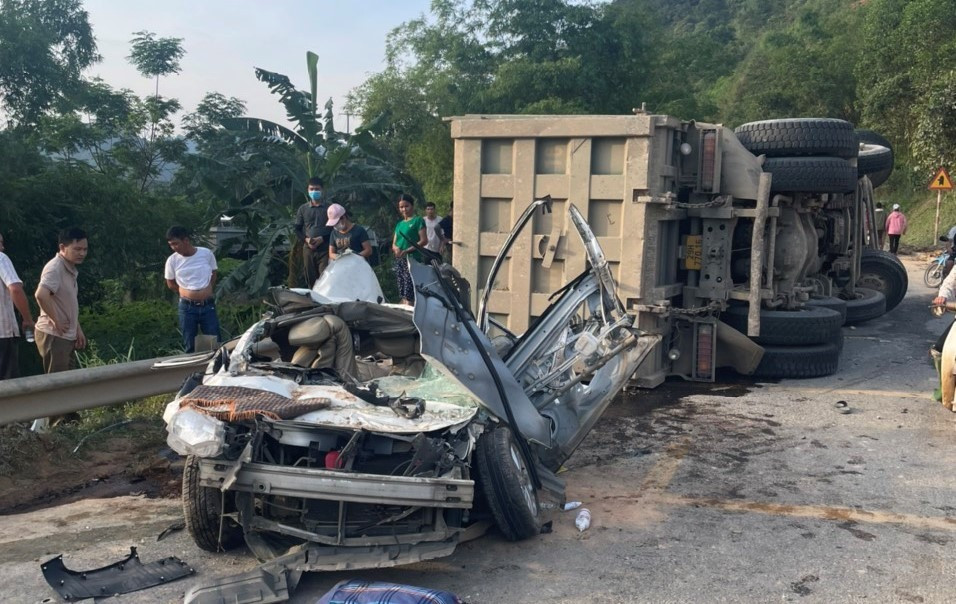 Khởi tố tài xế xe tải vụ lật đè chết 3 người trong ô tô con ở Hòa Bình - Ảnh 2.