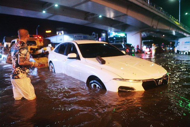 Nhiều tuyến phố Hà nội ngập sâu sau trận mưa lớn - Ảnh 3.