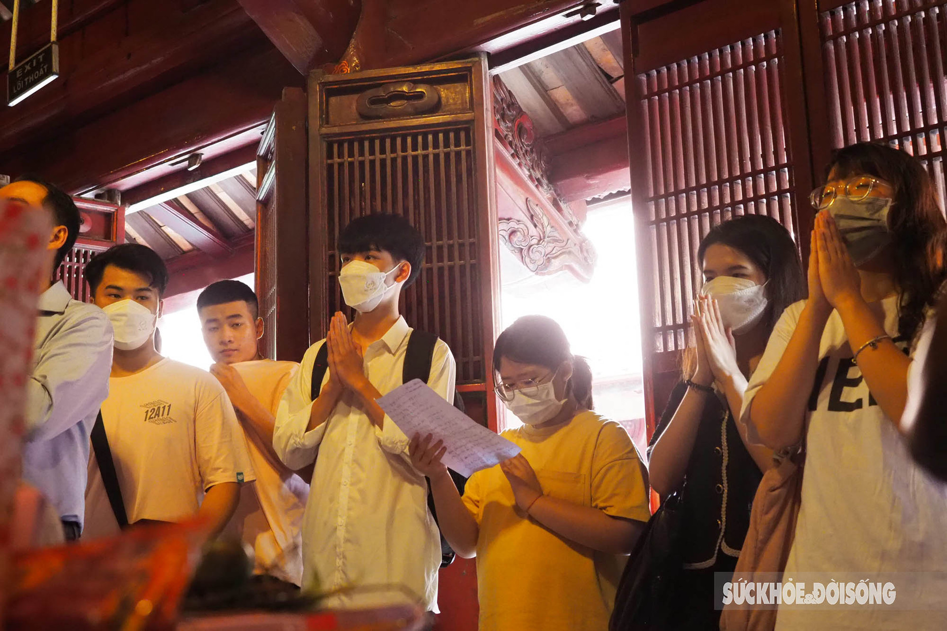Phụ huynh và học sinh Hà Nội đến Văn Miếu - Quốc Tử Giám để cầu may trước ngày thi vào lớp 10 - Ảnh 5.