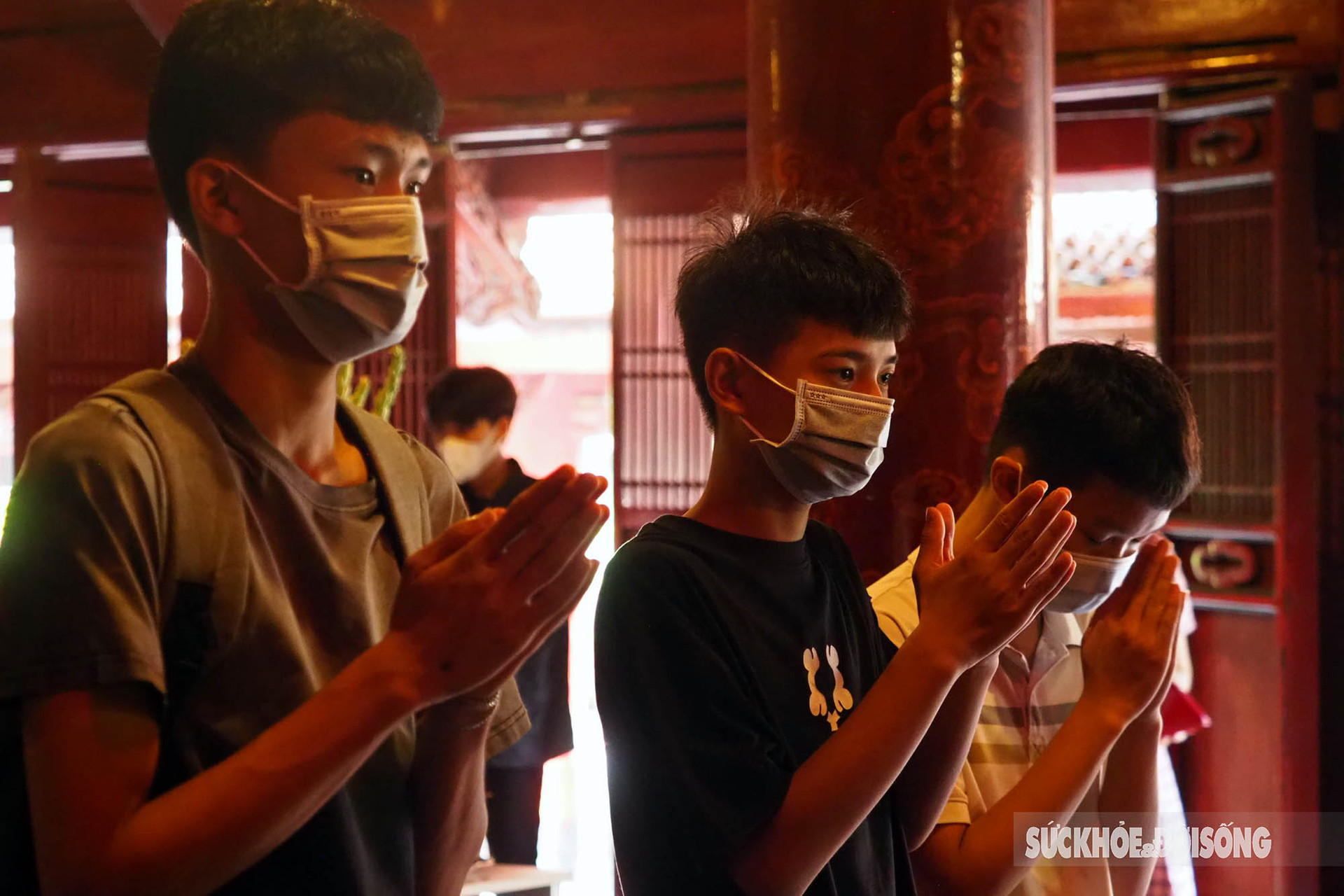 Phụ huynh và học sinh Hà Nội đến Văn Miếu - Quốc Tử Giám để cầu may trước ngày thi vào lớp 10 - Ảnh 9.