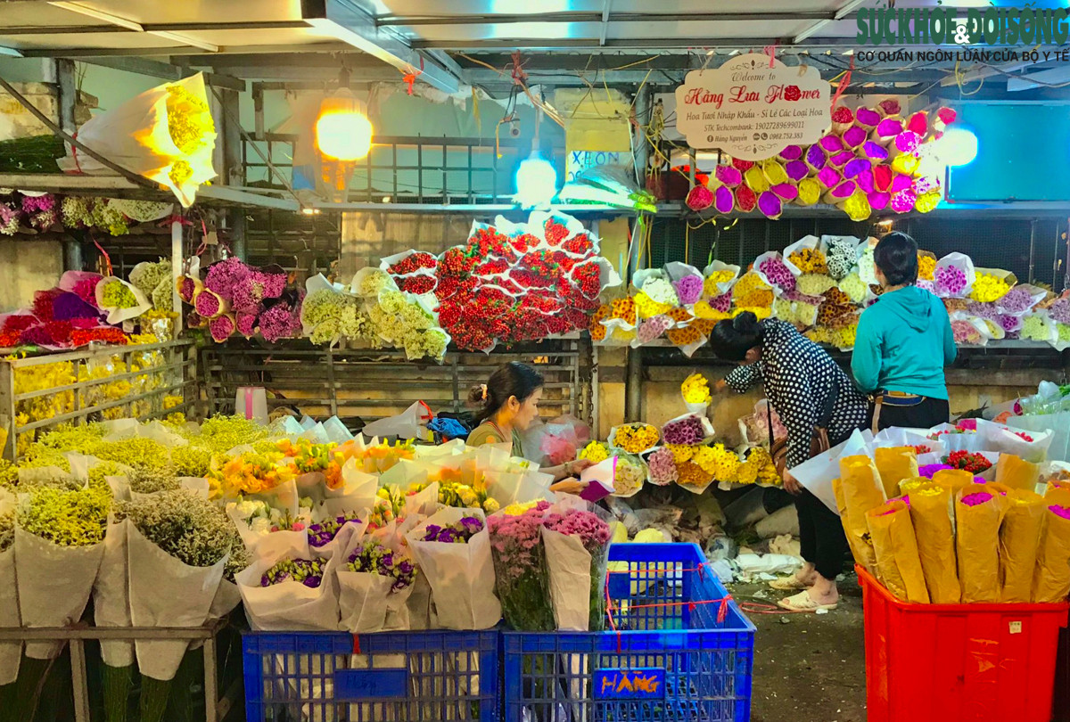 Nhịp sống chợ hoa Quảng An lúc rạng sáng khi Hà Nội bước vào đỉnh điểm nắng nóng - Ảnh 8.