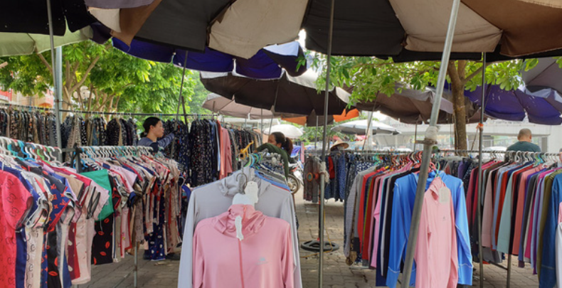 Nhờ sức nóng đỉnh điểm, tiểu thương Hà Nội bán đồ chống nắng hốt bạc triệu mỗi ngày - Ảnh 2.