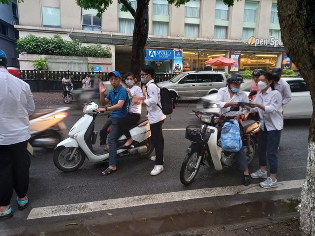 Sáng 8/7, thí sinh làm bài thi môn tổ hợp trong kỳ thi tốt nghiệp THPT 2022 - Ảnh 1.