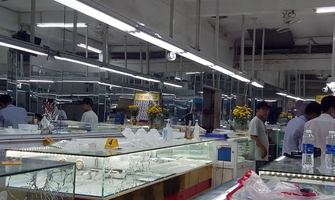 Vụ cướp tiệm vàng ở Huế: Người nhặt được vàng không trả lại sẽ bị xử lý ra sao? - Ảnh 1. Vụ cướp tiệm vàng ở Huế: Người nhặt được vàng không trả lại sẽ bị xử lý ra sao? - Ảnh 1.