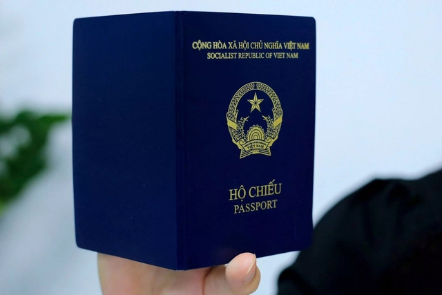 Bộ Công an sẽ nghiên cứu để bổ sung nơi sinh trên hộ chiếu mới - Ảnh 1.