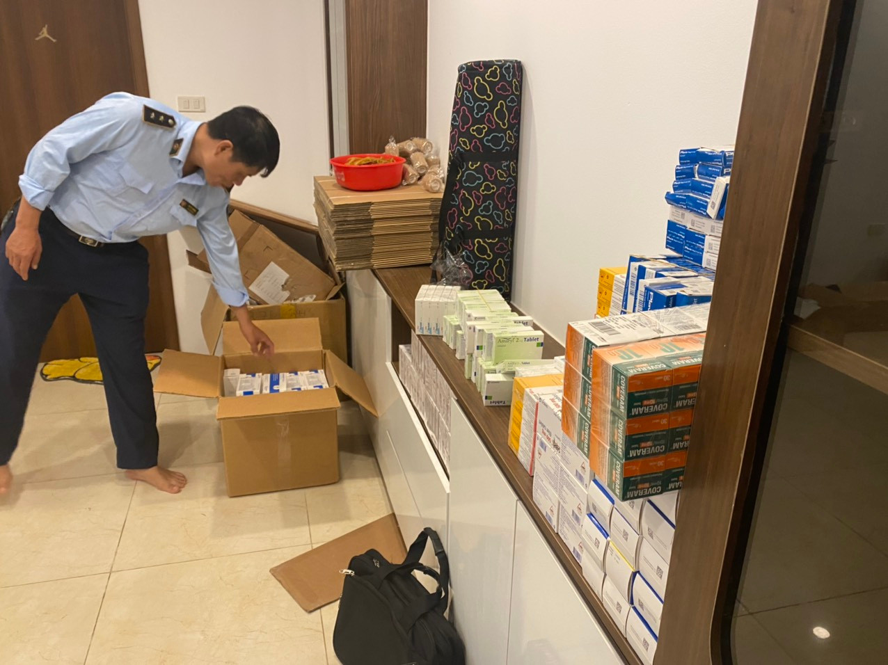 Tạm giữ 147.962 đơn vị thuốc tây không hóa đơn chứng từ tại căn hộ chung cư ở Hà Nội - Ảnh 1.