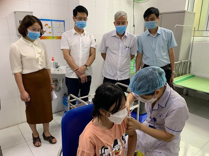 Các quận, huyện tại Hà Nội đồng loạt 'tăng tốc' tiêm vaccine phòng COVID-19 - Ảnh 3.