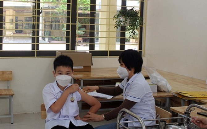 Các quận, huyện tại Hà Nội đồng loạt 'tăng tốc' tiêm vaccine phòng COVID-19 - Ảnh 4.
