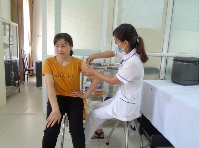 Các quận, huyện tại Hà Nội đồng loạt 'tăng tốc' tiêm vaccine phòng COVID-19 - Ảnh 2.