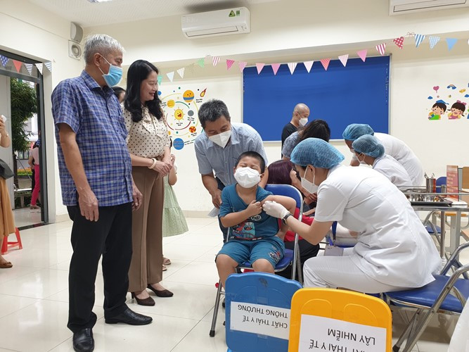 Các quận, huyện tại Hà Nội đồng loạt 'tăng tốc' tiêm vaccine phòng COVID-19 - Ảnh 1.