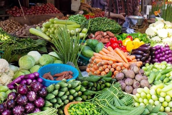 Giá xăng giảm, nhiều mặt hàng thực phẩm ở chợ dân sinh vẫn chưa giảm nhiệt - Ảnh 1.