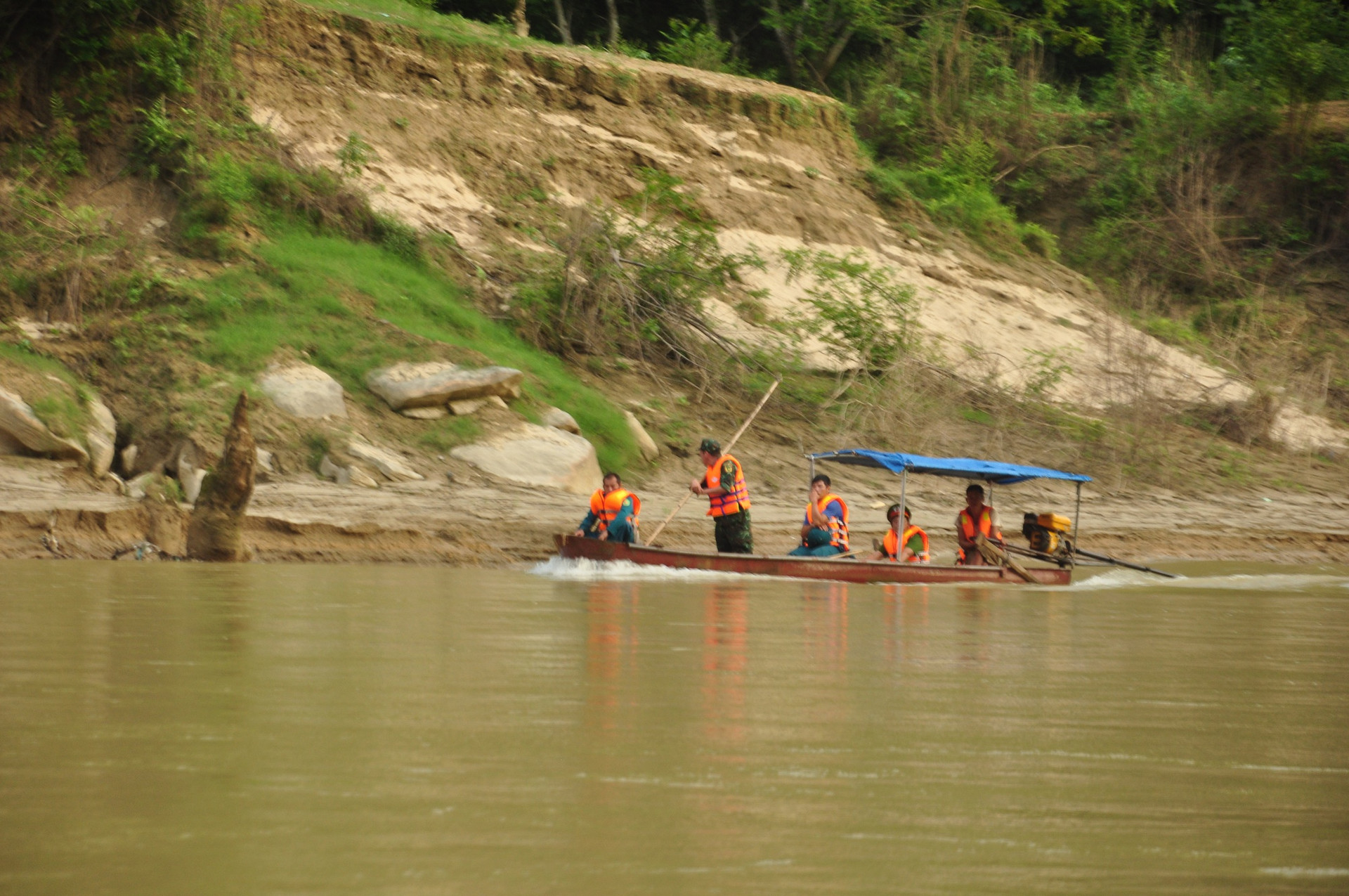 Tìm thấy 5 thi thể vụ lật thuyền trên sông Chảy - Ảnh 3.