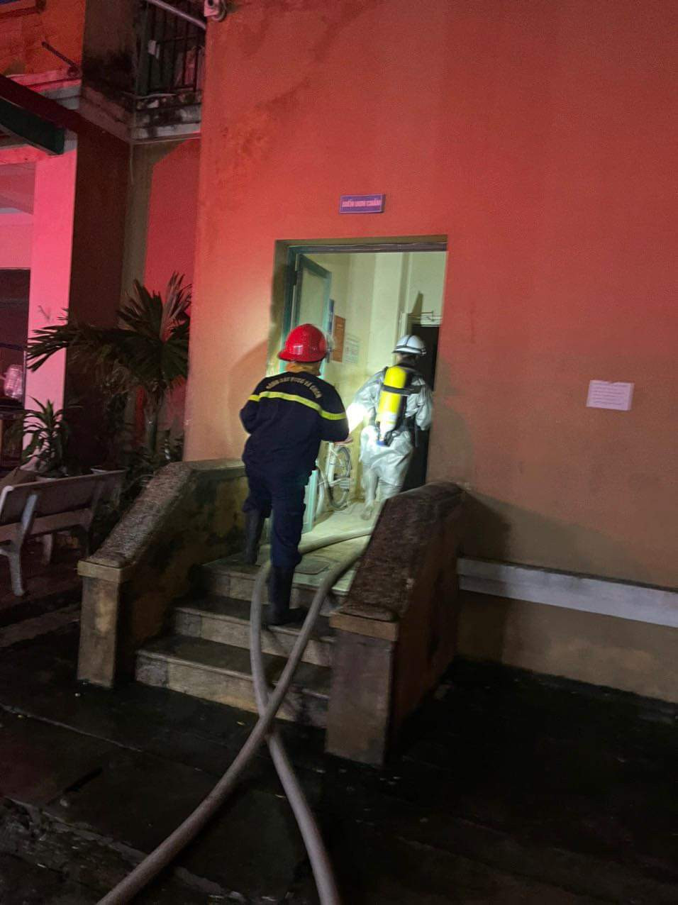 Cảnh sát PCCC cứu 3 trẻ nhỏ và 4 người lớn khỏi đám cháy chung cư ở Hà Nội - Ảnh 1.